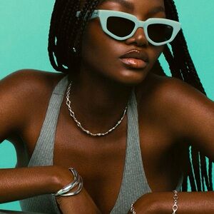 Dezi sunglasses - on read